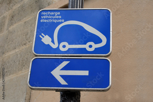 panneau recharge véhicule électrique