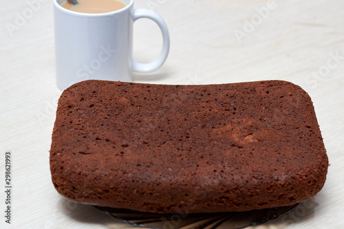 Photo Humble pie (bread) on the table with a mug of tea photo