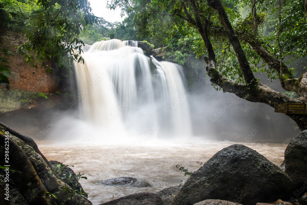 Obraz premium Haew Suwat Waterfall (Nam tok Haeo Suwat) KHAO YAI NATIONAL PARK / KHORAT PLATEAU, NAKHON RATCHASIMA, THAILAND