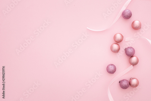 Composición con elementos de color rosa de la navidad 