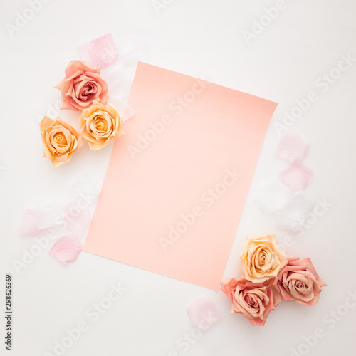 Fototapeta Naklejka Na Ścianę i Meble -  Composición romántica con rosas para boda y san valentín
