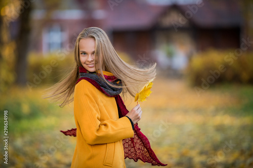 girl walks in the autumn park 