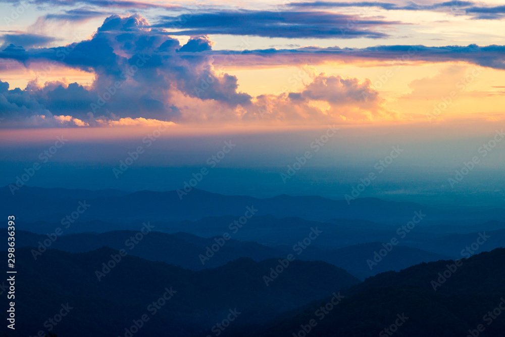 Obraz premium Sunrise in the morning with layers of mountains