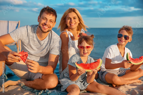 Portrait of happy family ea...