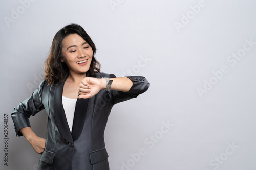 Schilderij op canvas Happy woman holding hand with wrist watch