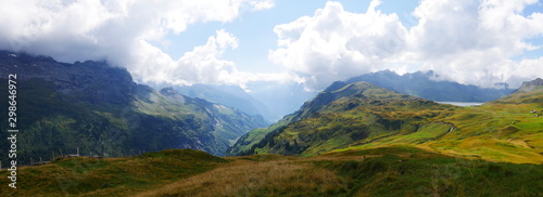 Zwischen Engelberg und Melchsee-Frutt  Schweiz  Blick aufs tief gelegene Schwarzenbachtal unterhalb des Tannensee