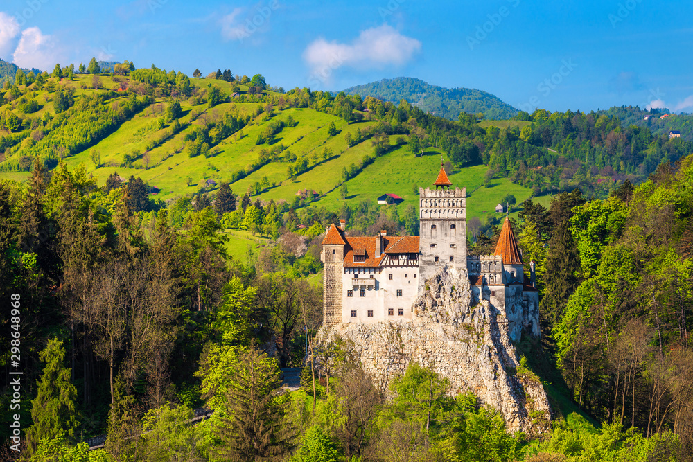 Spectacular Dracula castle near Brasov, Bran, Transylvania, Romania, Europe - obrazy, fototapety, plakaty 