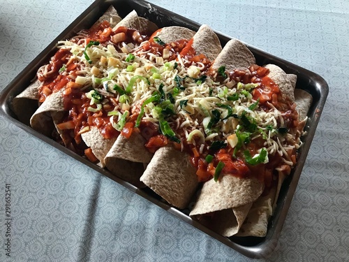 Selbstgemachte Enchiladas für das große Familien Festessen am Sonntag photo