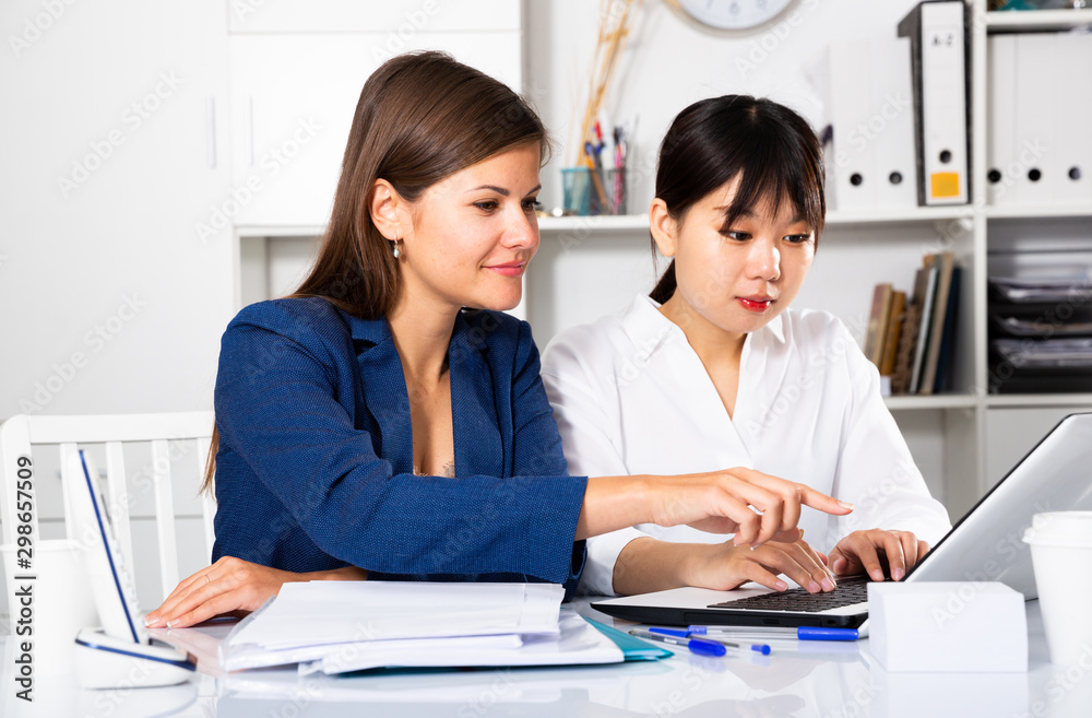 Fototapeta premium Women working in office