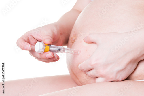 Pregnant woman injects anticoagulants into her stomach