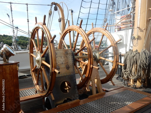 Photos Les 3 barres d'un navire pendant l'armada de Rouen.
