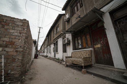 Foto Chinesischer Hinterhof mit Sofa