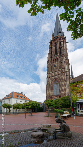 Marktplatz mit Brunnen der Leinenwäscherin und Kirche St. Michael, Waldniel, Schwalmtal, Niederrhein