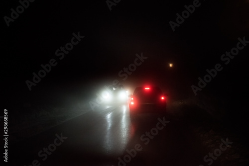 unterwegs mit Gegenverkehr, schlechte Sicht bei Nacht und Nebel. Erhöhte Aufmerksamkeit erforderlich. © SusaZoom