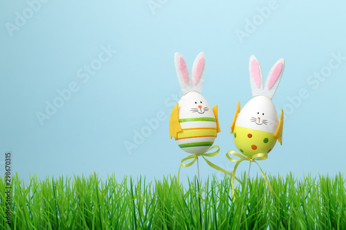 Due uova di pasqua vestite da coniglietto photo