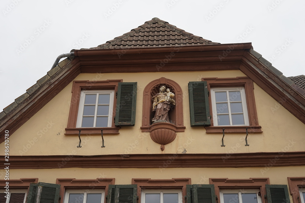 Historische Gebäude mit einer Skulptur von Josef von Nazaret