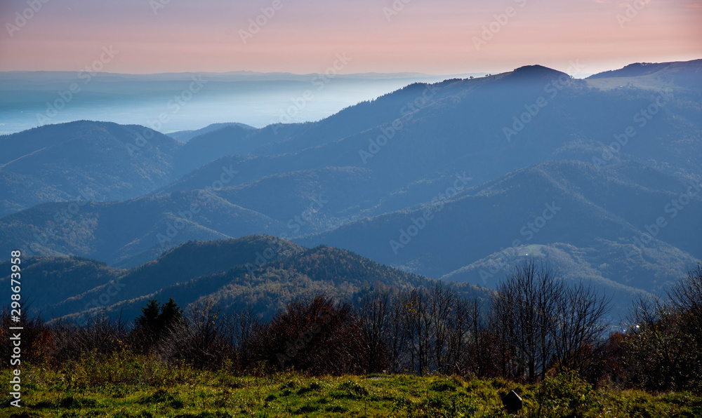 Blick in die herbstlichen Vogesen vom Grand Ballon