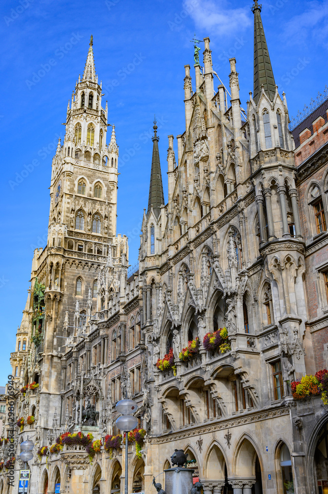 Obraz premium ミュンヘン新市庁-New Town Hall on Marienplatz square