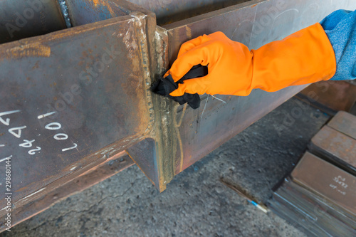 Step to use rag wipe Solvent Remover to cleaning the welded surface before performing spray Liquid Penetrant for Non-Destructive Testing(NDT) with process Penetrant Testing(PT).