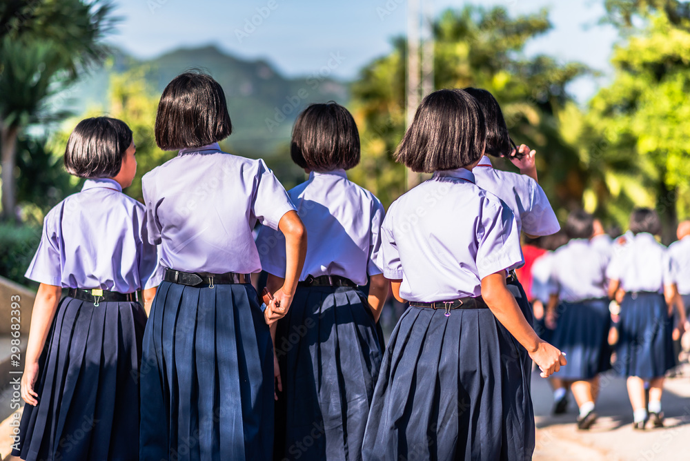 Obraz premium The Asian white uniform high school students are walking in the morning.