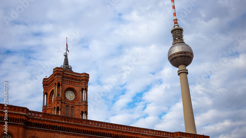 Obraz na płótnie The famous red town hall and the berlin tv tower w salonie