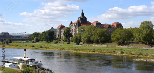 Gebäude der Sächsischen Staatskanzlei am Elbufer von Dresden