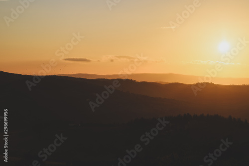 Fototapeta Naklejka Na Ścianę i Meble -  Minimalistischer Sonnenuntergang mit Herbstfarben in der Toskana, Italien