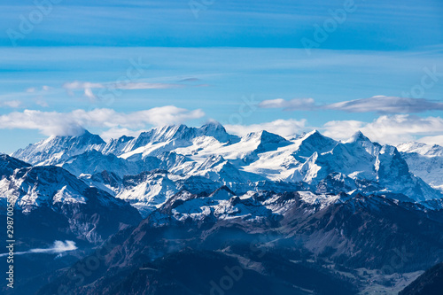 Traumhaftes Panorama der Schweizer Alpen mit schneebedeckten Gipfeln