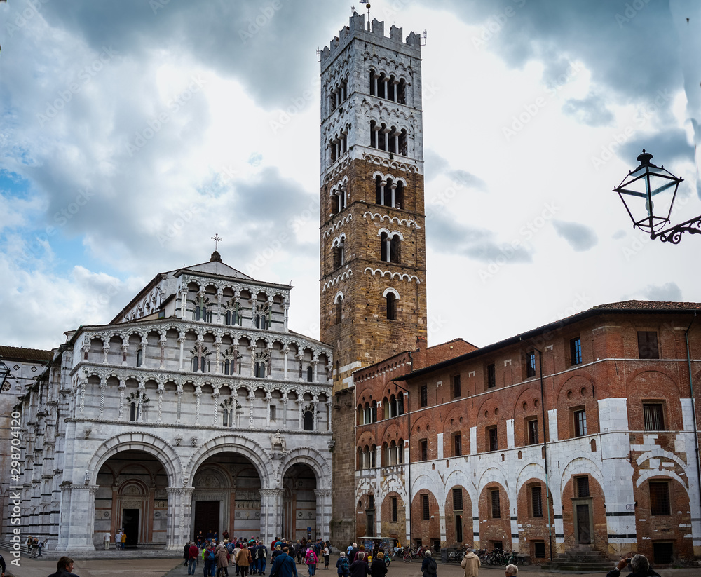 Lucca Cathedral 1063 Of the original structure, the great apse with its tall columnar arcades and the fine campanile remain. The nave and transepts of the cathedral were rebuilt in the Gothic style 