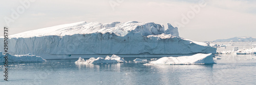 Fototapete Global Warming and Climate Change - Icebergs and ice from melting glacier in icefjord in Ilulissat, Greenland