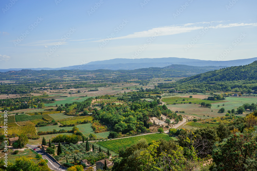 Vue panoramique sur la vallée depuis le village de Gordes, Provence, France.