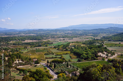 Vue panoramique sur la vall  e depuis le village de Gordes  Provence  France.