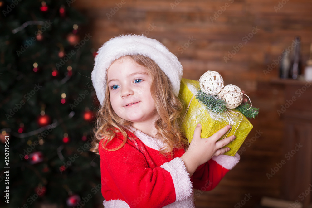 Naklejka premium Face, Christmas hat, red suit, gift