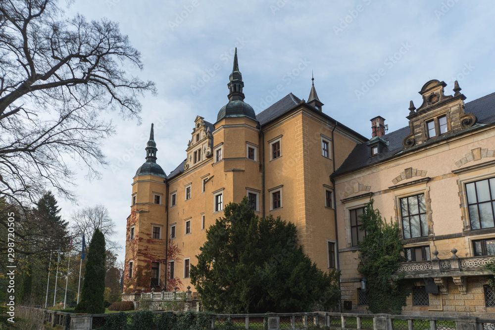Zamek Kliczków jesienią.