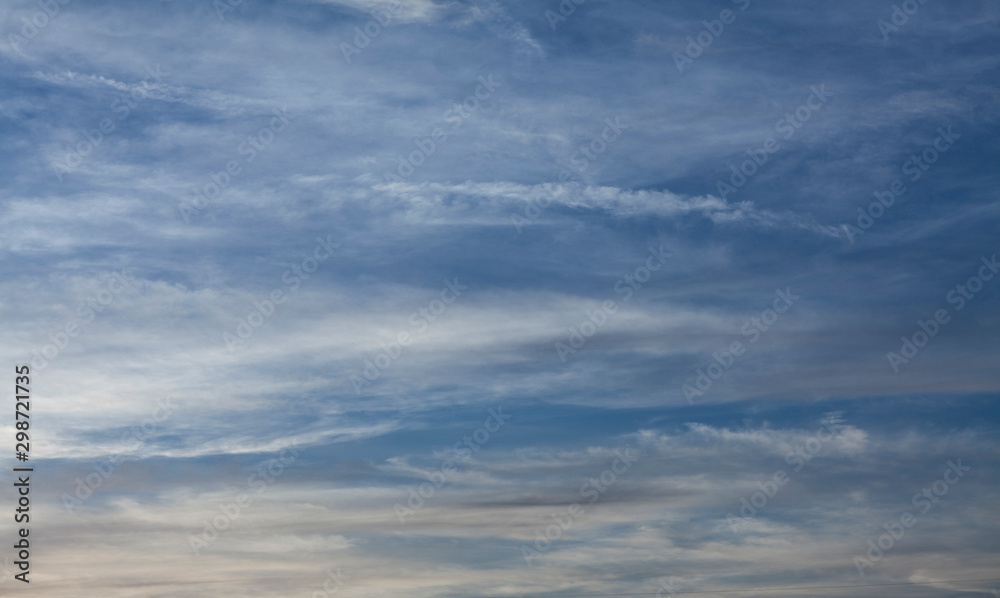 gruppo di nuvole sottili nel cielo azzurro al tramonto in autunno