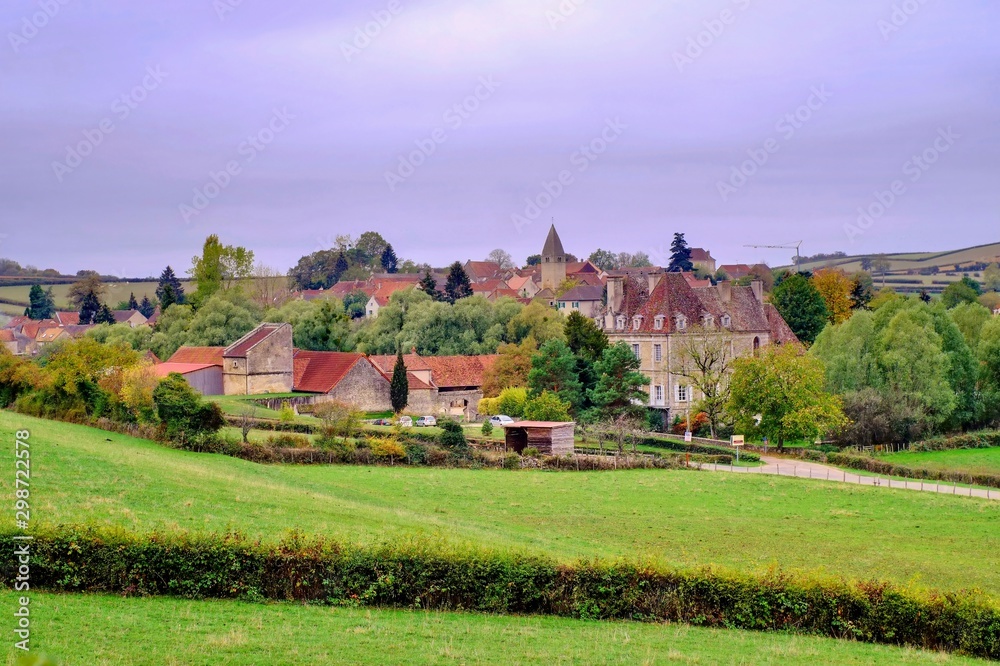 Village dans la Côte Chalonnaise en automne.