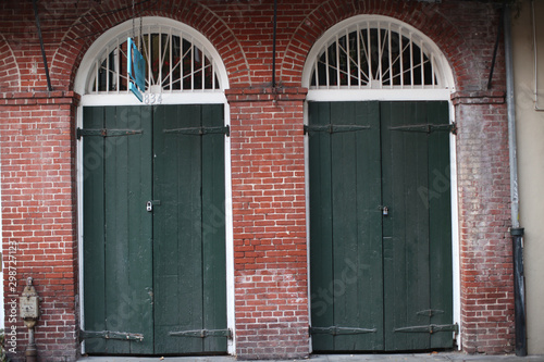 Tableau sur toile green shutters on old brick building in French Quarter New Orleans
