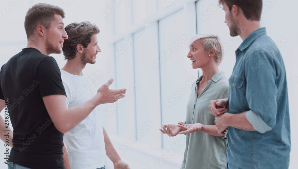 Obraz premium group of co-workers are discussing something in the office corridor