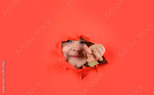 Φωτογραφία Boy looking through paper
