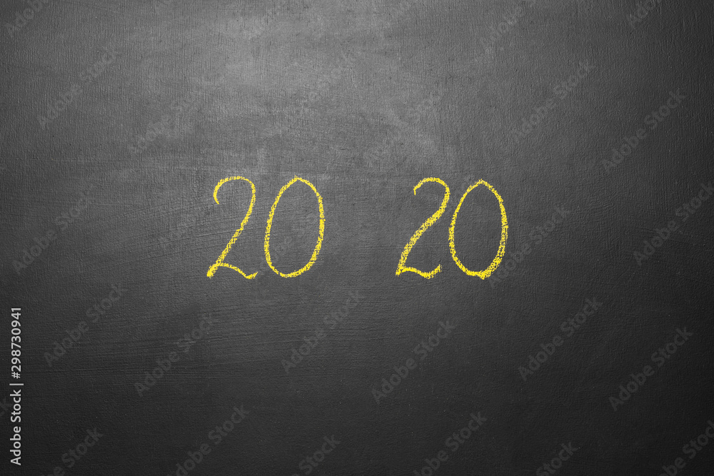 Obraz premium The inscription 2020 on a chalkboard