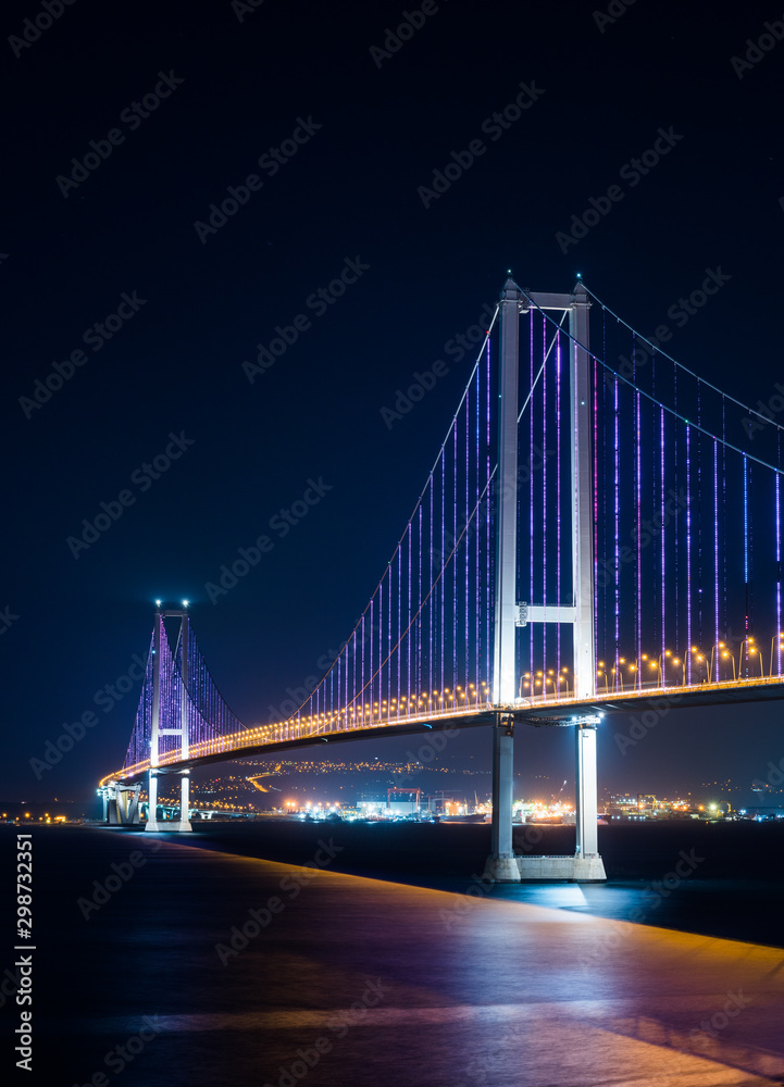 Obraz premium Osmangazi Bridge (Izmit Bay Bridge). IZMIT, KOCAELI, TURKEY. Longest bridge in Turkey and the fourth-longest suspension bridge in the world by the length of its central span..