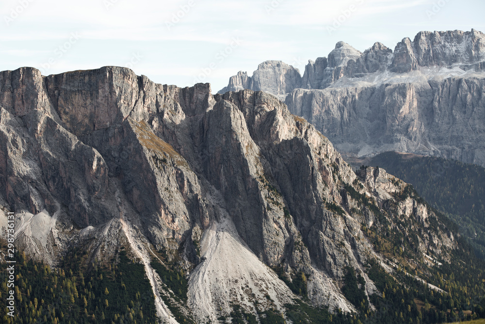 Wanderung im Herbst auf der Seceda mit schöner Bergkulisse in den Dolomiten im Grödner Tal in Südtirol Italien 4
