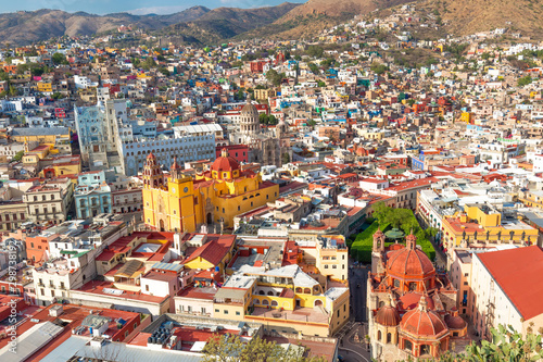 Fototapeta Naklejka Na Ścianę i Meble -  Guanajuato panoramic view from a scenic city lookout near Pipila Monument
