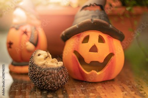 Halloween-Kürbis auf Gartentisch 04