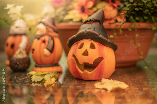 Halloween-Kürbis auf Gartentisch 08