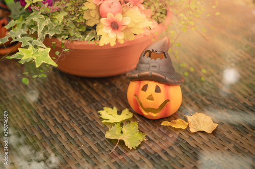 Halloween-Kürbis auf Gartentisch 19