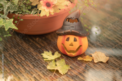 Halloween-Kürbis auf Gartentisch 18