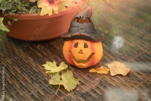 Halloween-Kürbis auf Gartentisch 20
