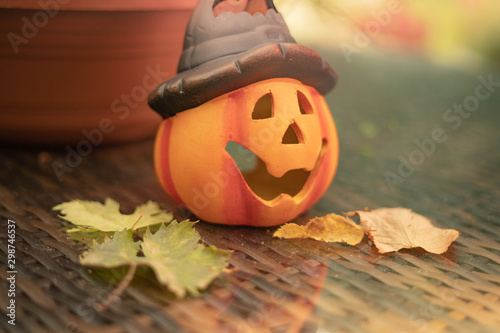 Halloween-Kürbis auf Gartentisch 22