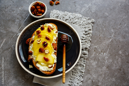 Toast with apple, nuts, honey
